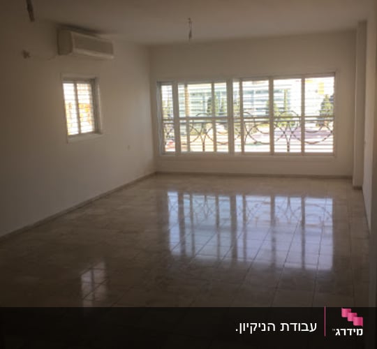 חדר ריק עם רצפה נקייה ומבריקה